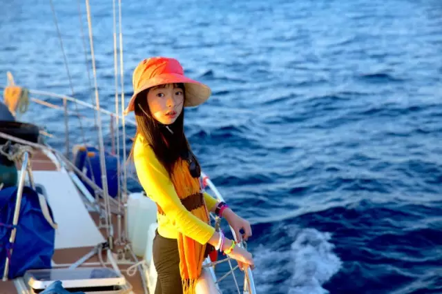 Cặp vợ chồng bỏ việc, bán hết nhà cửa đưa con gái 8 tuổi ra biển sống: 12 năm sau, người con lộ diện gây sốc- Ảnh 2.