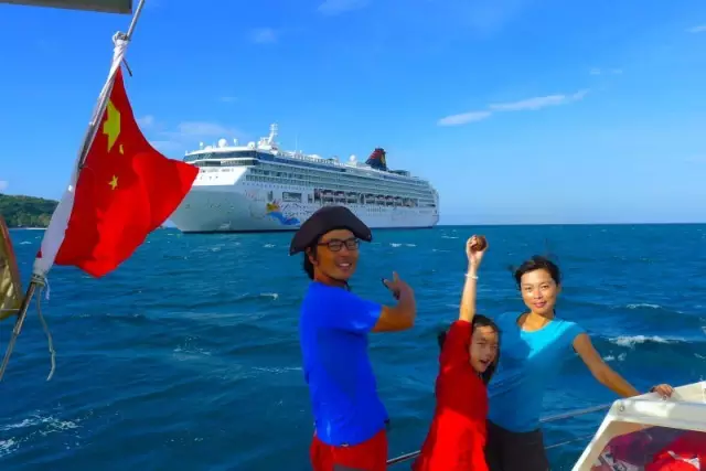 Cặp vợ chồng bỏ việc, bán hết nhà cửa đưa con gái 8 tuổi ra biển sống: 12 năm sau, người con lộ diện gây sốc- Ảnh 1.