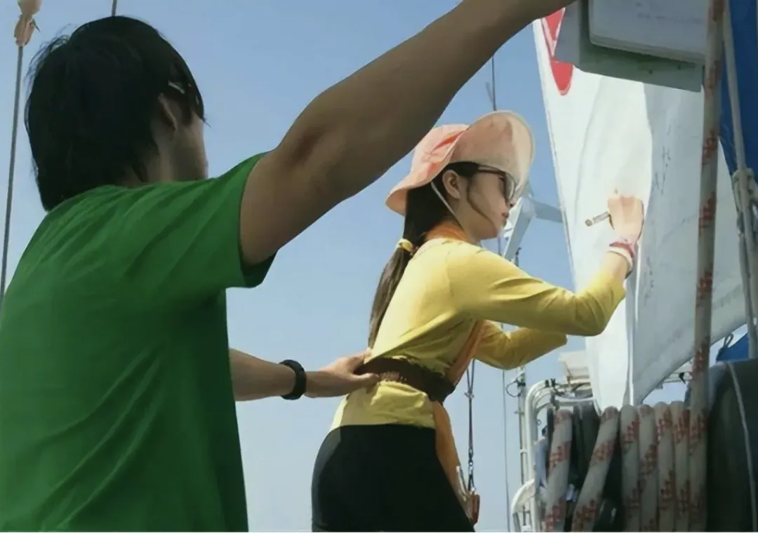 Cặp vợ chồng bỏ việc, bán hết nhà cửa đưa con gái 8 tuổi ra biển sống: 12 năm sau, người con lộ diện gây sốc- Ảnh 3.