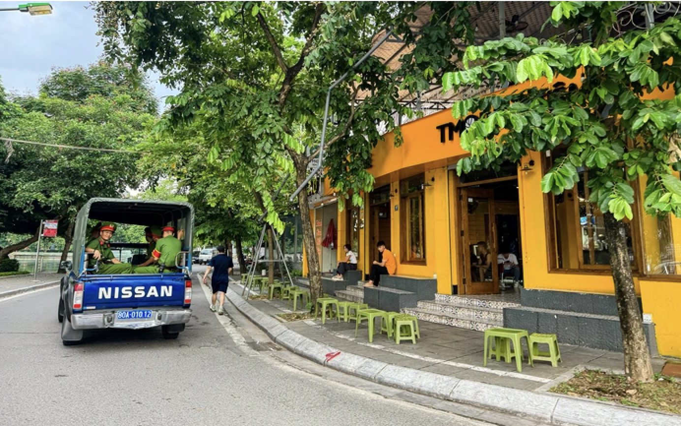 Ngày 13-12, Hà Nội đồng loạt ra quân giành lại toàn bộ vỉa hè, lòng đường- Ảnh 1. Ngày 13-12, Hà Nội đồng loạt ra quân giành lại toàn bộ vỉa hè, lòng đường- Ảnh 1.