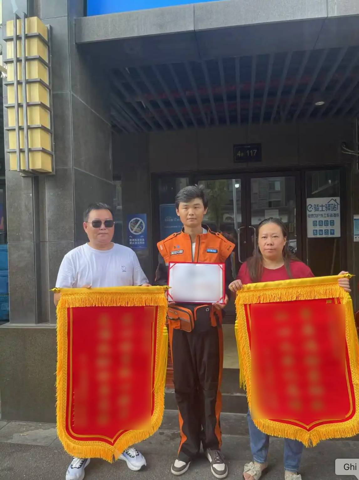 Đang đi giao hàng, shipper phát hiện 1 người phụ nữ kẹt cứng trong kho lạnh -25°C vì nghe được âm thanh lạ gần ga tàu- Ảnh 3. Đang đi giao hàng, shipper phát hiện 1 người phụ nữ kẹt cứng trong kho lạnh -25°C vì nghe được âm thanh lạ gần ga tàu- Ảnh 3.