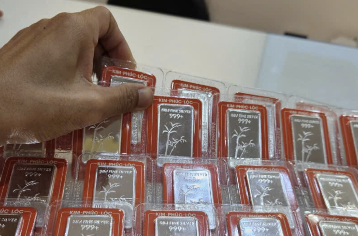 Giá bạc hôm nay 11-12: Tăng gấp đôi từ đầu năm, có nên mua vào lúc này?- Ảnh 1. Giá bạc hôm nay 11-12: Tăng gấp đôi từ đầu năm, có nên mua vào lúc này?- Ảnh 1.