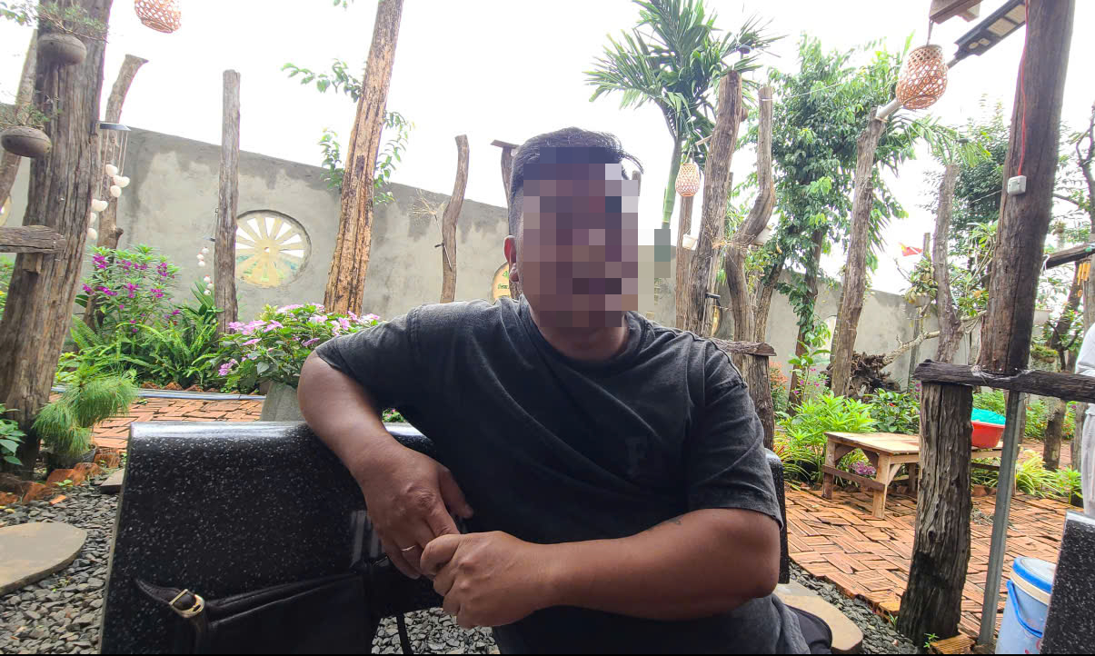 Không chỉ xích nhốt, nghi vấn người cha còn bỏ đói 2 con nhỏ- Ảnh 1. Không chỉ xích nhốt, nghi vấn người cha còn bỏ đói 2 con nhỏ- Ảnh 1.