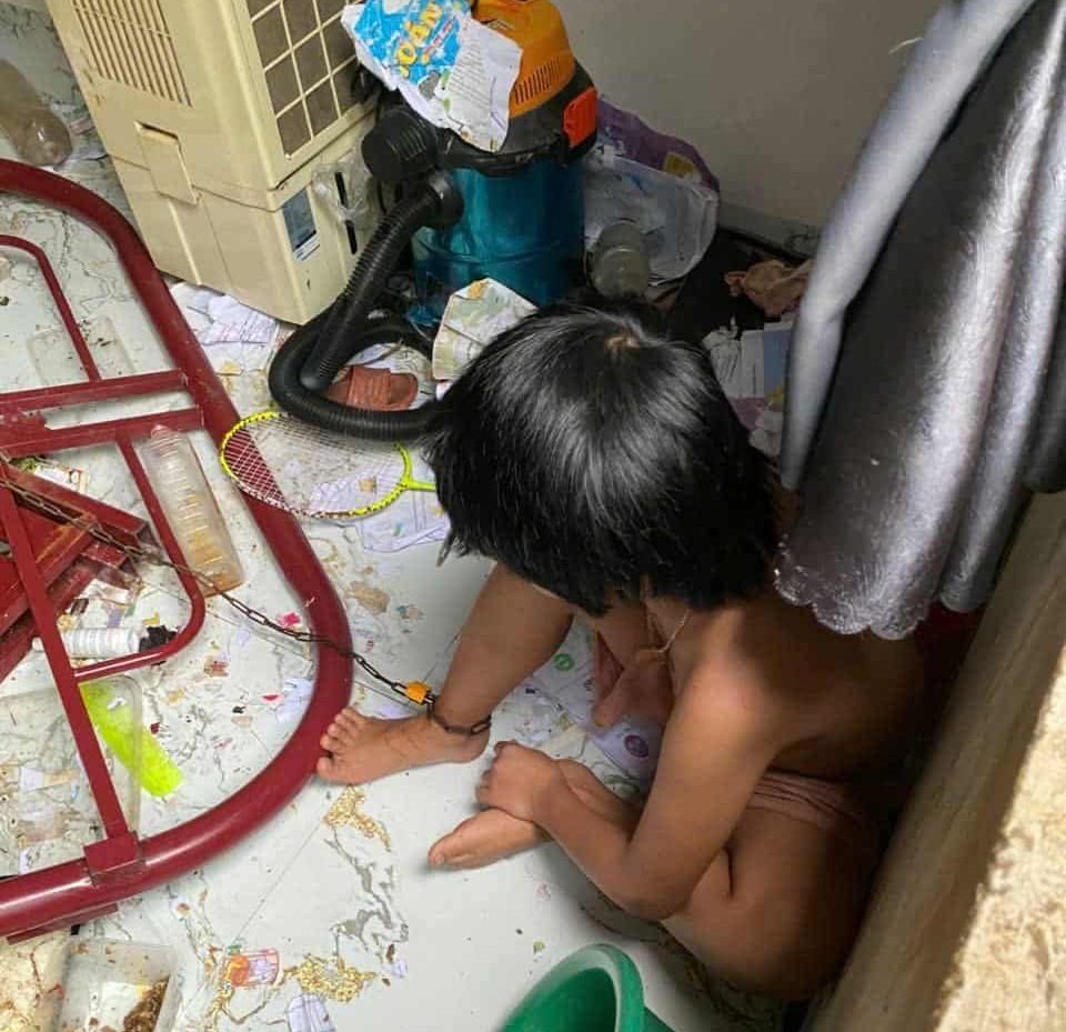 Không chỉ xích nhốt, nghi vấn người cha còn bỏ đói 2 con nhỏ- Ảnh 2. Không chỉ xích nhốt, nghi vấn người cha còn bỏ đói 2 con nhỏ- Ảnh 2.