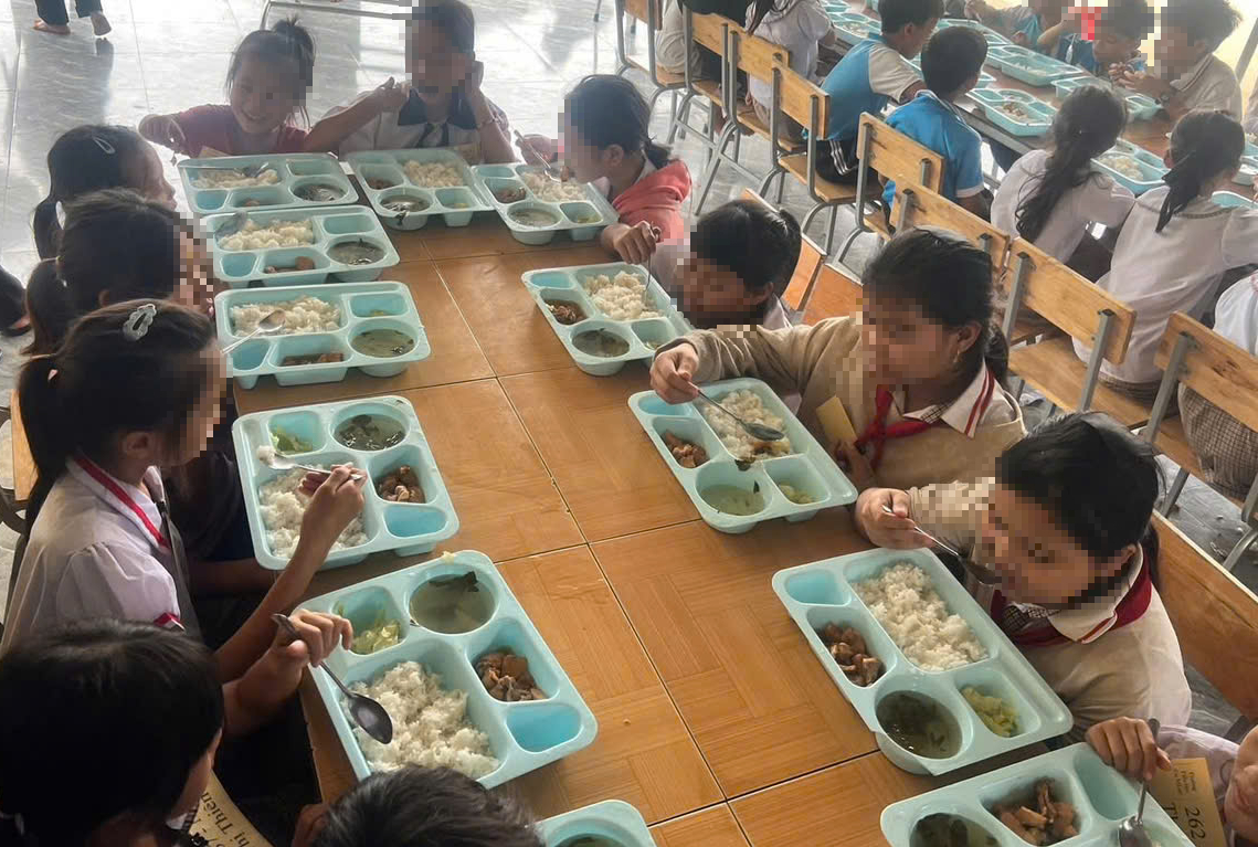 Dự án "Nuôi em" ở Đắk Lắk: Ông Hoàng Hoa Trung gọi điện thoại đến trường- Ảnh 1. Dự án "Nuôi em" ở Đắk Lắk: Ông Hoàng Hoa Trung gọi điện thoại đến trường- Ảnh 1.