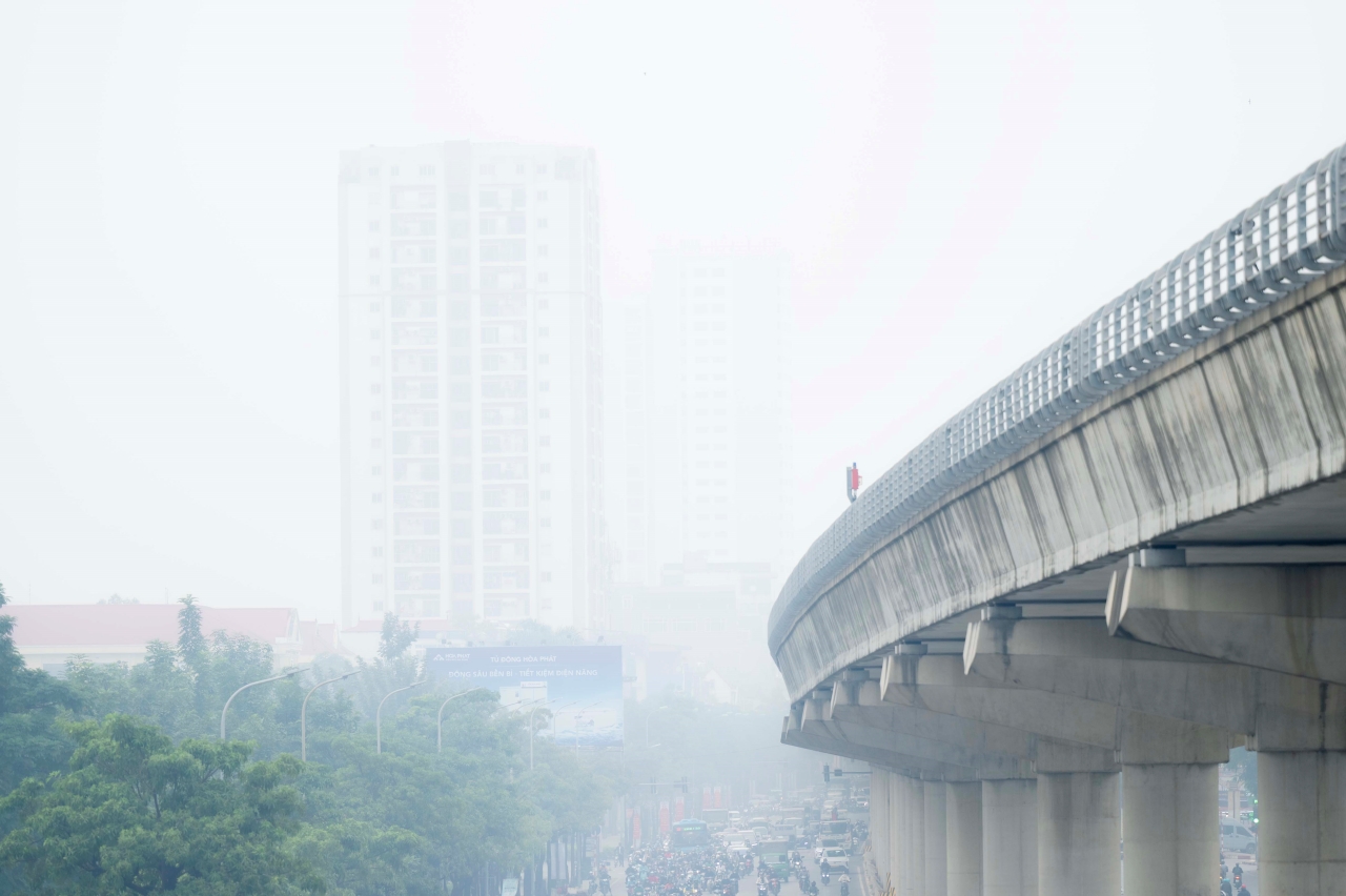 Giữa trưa bầu trời Hà Nội vẫn mù mịt, nhiều toà nhà "mất hút" trong lớp không khí đục ngầu: Người dân tuyệt đối chú ý- Ảnh 10. Giữa trưa bầu trời Hà Nội vẫn mù mịt, nhiều toà nhà "mất hút" trong lớp không khí đục ngầu: Người dân tuyệt đối chú ý- Ảnh 10.