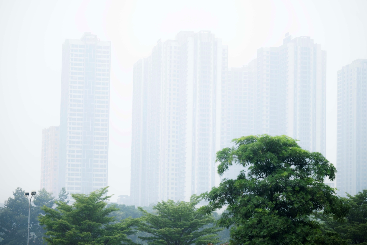 Giữa trưa bầu trời Hà Nội vẫn mù mịt, nhiều toà nhà "mất hút" trong lớp không khí đục ngầu: Người dân tuyệt đối chú ý- Ảnh 8. Giữa trưa bầu trời Hà Nội vẫn mù mịt, nhiều toà nhà "mất hút" trong lớp không khí đục ngầu: Người dân tuyệt đối chú ý- Ảnh 8.