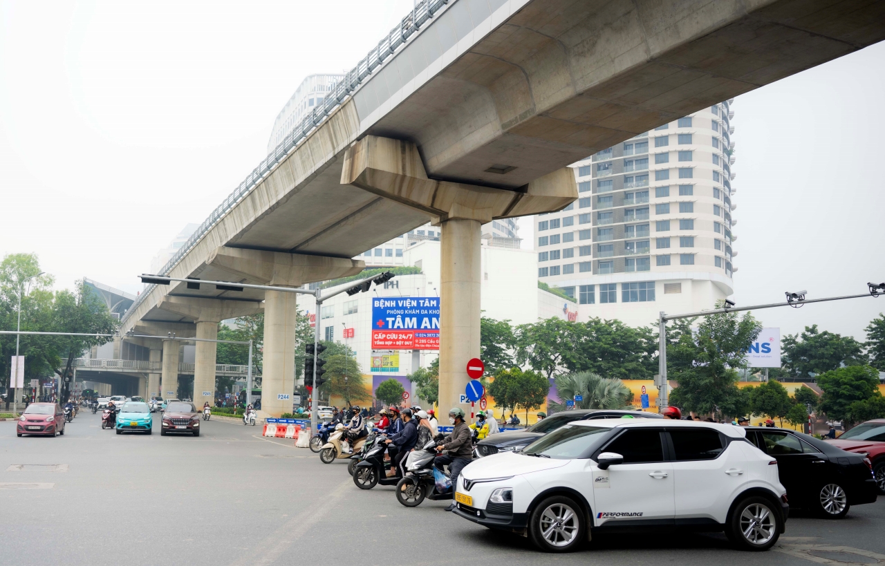 Hình ảnh bất ngờ trên các tuyến phố Hà Nội sau khi 1.837 camera AI chính thức đi vào hoạt động- Ảnh 7. Hình ảnh bất ngờ trên các tuyến phố Hà Nội sau khi 1.837 camera AI chính thức đi vào hoạt động- Ảnh 7.