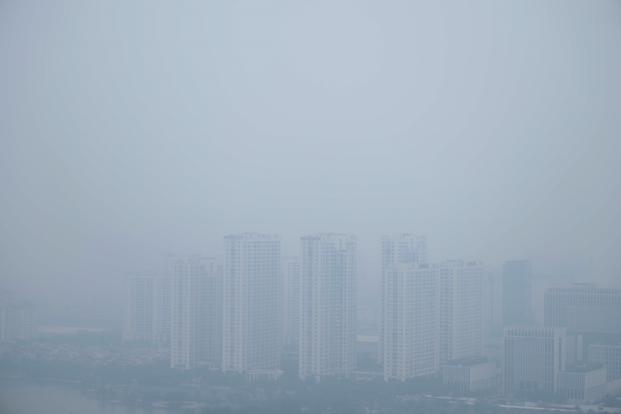 Giữa trưa bầu trời Hà Nội vẫn mù mịt, nhiều toà nhà "mất hút" trong lớp không khí đục ngầu: Người dân tuyệt đối chú ý- Ảnh 4. Giữa trưa bầu trời Hà Nội vẫn mù mịt, nhiều toà nhà "mất hút" trong lớp không khí đục ngầu: Người dân tuyệt đối chú ý- Ảnh 4.