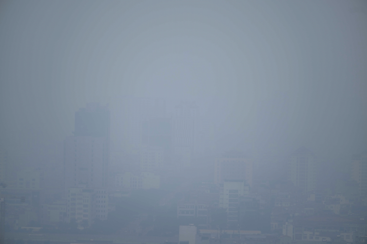Giữa trưa bầu trời Hà Nội vẫn mù mịt, nhiều toà nhà "mất hút" trong lớp không khí đục ngầu: Người dân tuyệt đối chú ý- Ảnh 1. Giữa trưa bầu trời Hà Nội vẫn mù mịt, nhiều toà nhà "mất hút" trong lớp không khí đục ngầu: Người dân tuyệt đối chú ý- Ảnh 1.
