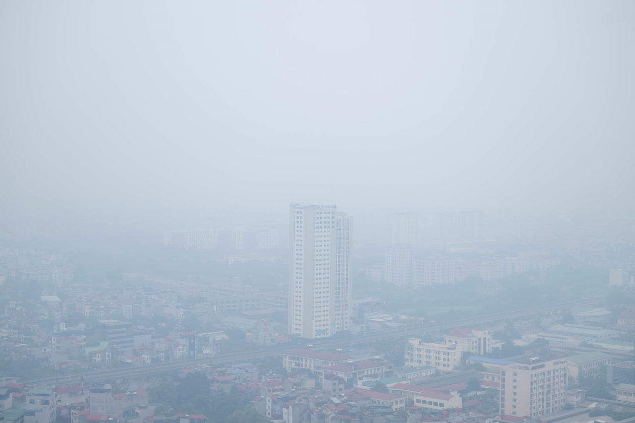 Giữa trưa bầu trời Hà Nội vẫn mù mịt, nhiều toà nhà "mất hút" trong lớp không khí đục ngầu: Người dân tuyệt đối chú ý- Ảnh 3. Giữa trưa bầu trời Hà Nội vẫn mù mịt, nhiều toà nhà "mất hút" trong lớp không khí đục ngầu: Người dân tuyệt đối chú ý- Ảnh 3.