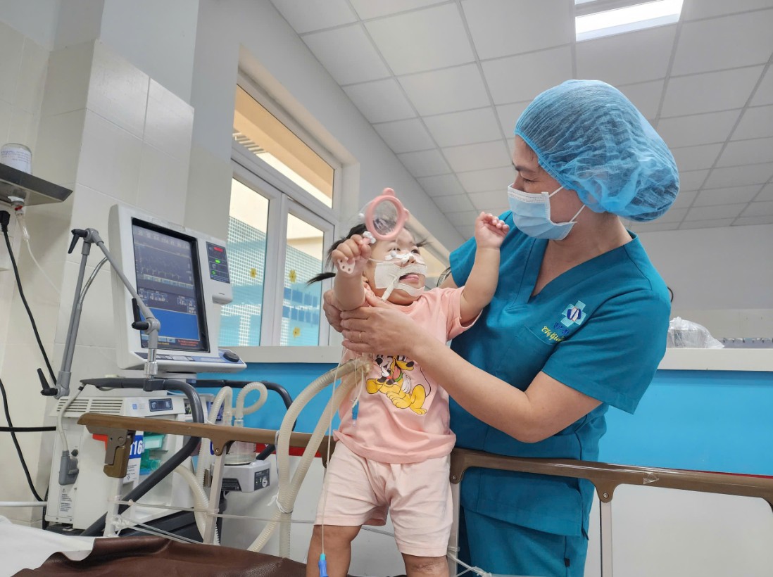 Bị bố mẹ bỏ rơi từ lúc 4 tháng tuổi, em bé mắc bệnh não trở thành "con gái" của 24 y bác sĩ BV Sản Nhi tỉnh Quảng Ngãi- Ảnh 1. Bị bố mẹ bỏ rơi từ lúc 4 tháng tuổi, em bé mắc bệnh não trở thành "con gái" của 24 y bác sĩ BV Sản Nhi tỉnh Quảng Ngãi- Ảnh 1.