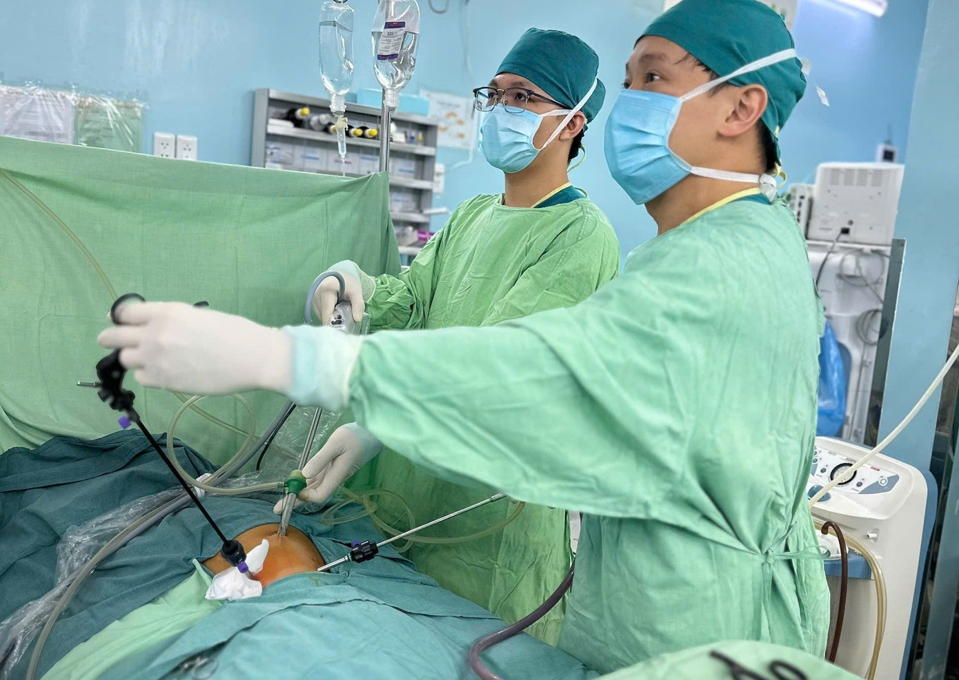 Bé trai vỡ ruột thừa, nguy kịch vì bị nhầm mắc rối loạn tiêu hóa- Ảnh 1.