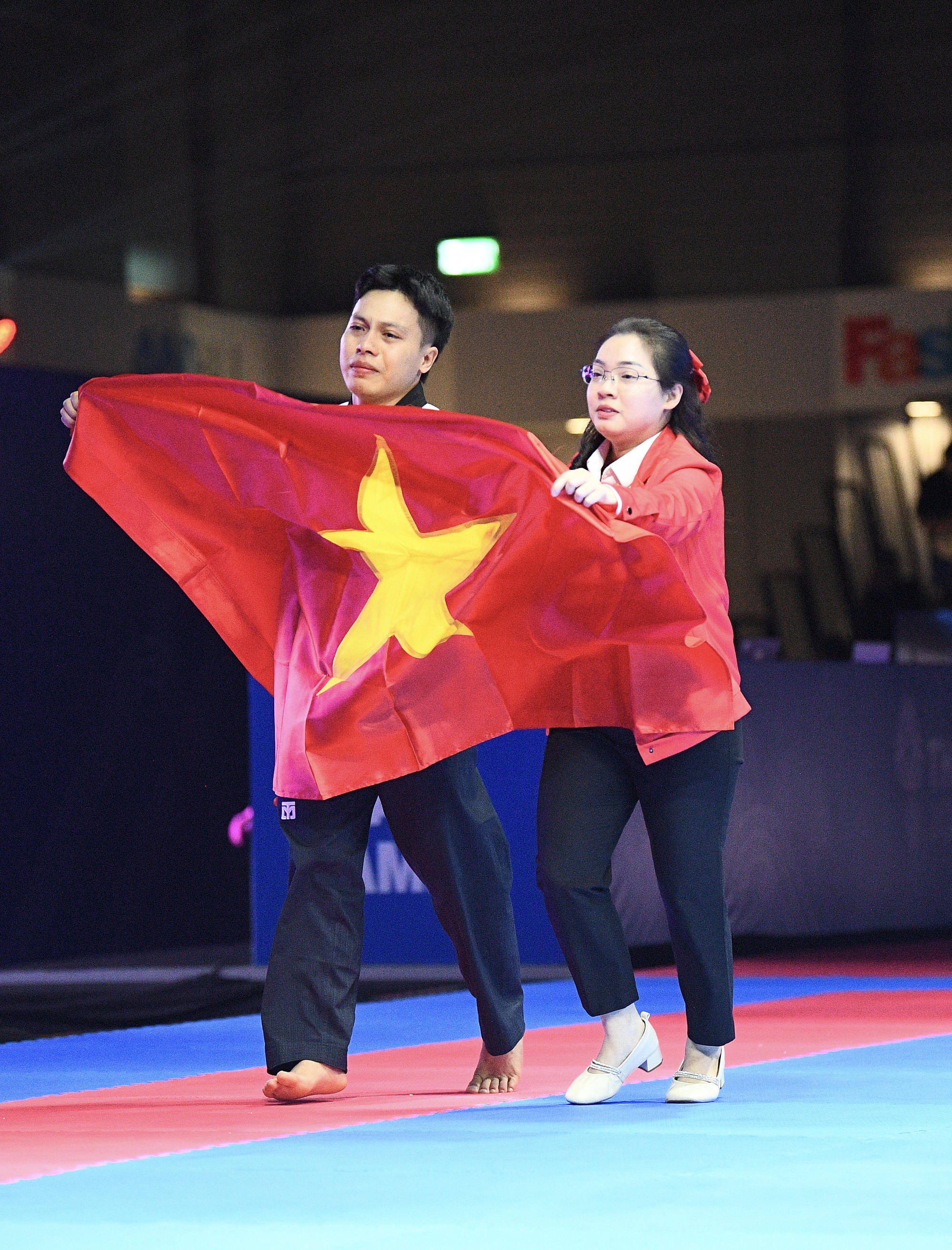 Tuyển thủ Việt Nam chấn thương vẫn giành HCV SEA Games, gái xinh ôm bạn khóc như mưa gây sốt- Ảnh 1. Tuyển thủ Việt Nam chấn thương vẫn giành HCV SEA Games, gái xinh ôm bạn khóc như mưa gây sốt- Ảnh 1.