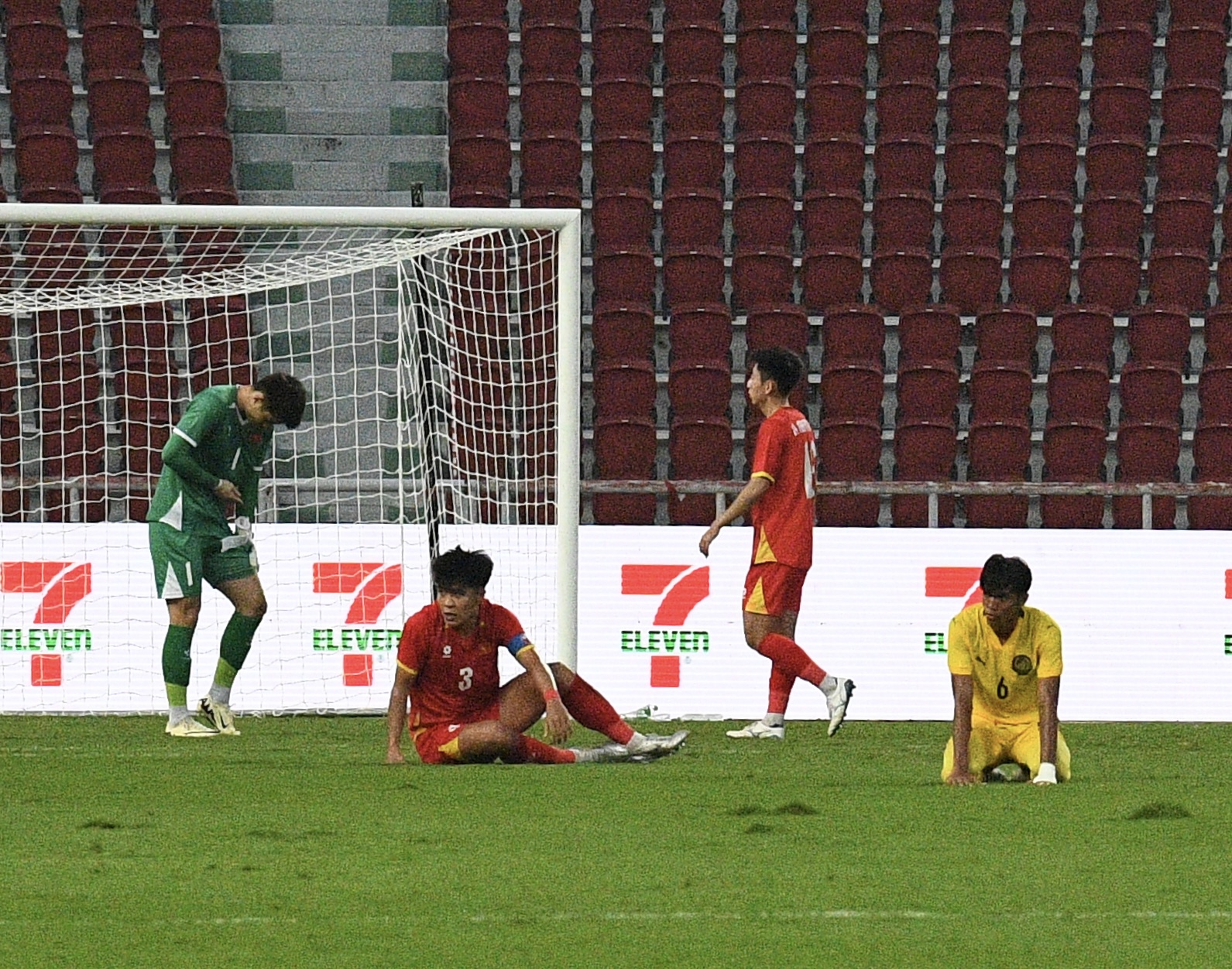 Thắng 2-0 đẹp mắt, dàn hot boy U22 Việt Nam còn ghi điểm bởi hành động đẹp hơn với đối thủ Malaysia- Ảnh 3. Thắng 2-0 đẹp mắt, dàn hot boy U22 Việt Nam còn ghi điểm bởi hành động đẹp hơn với đối thủ Malaysia- Ảnh 3.