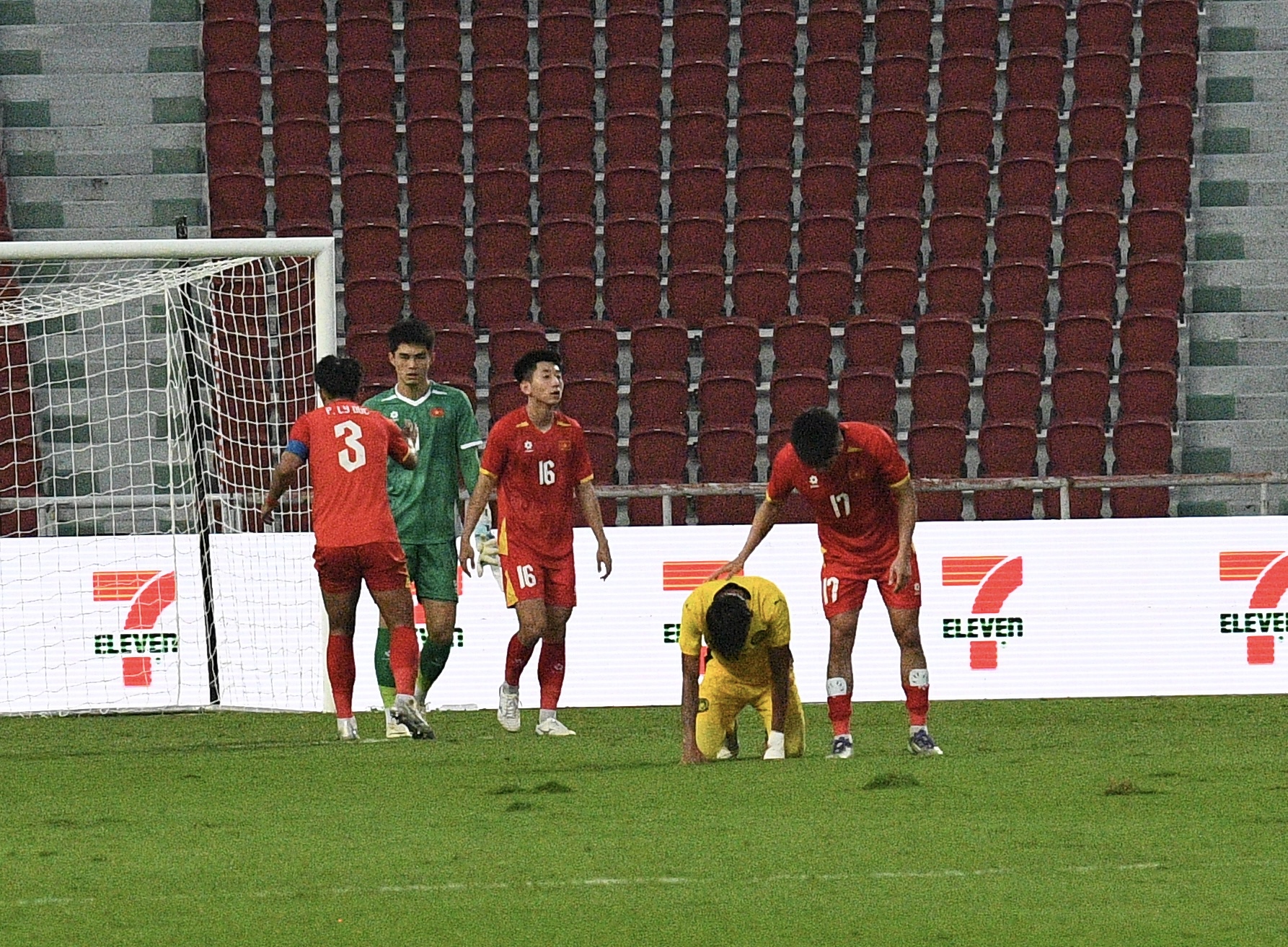 Thắng 2-0 đẹp mắt, dàn hot boy U22 Việt Nam còn ghi điểm bởi hành động đẹp hơn với đối thủ Malaysia- Ảnh 9. Thắng 2-0 đẹp mắt, dàn hot boy U22 Việt Nam còn ghi điểm bởi hành động đẹp hơn với đối thủ Malaysia- Ảnh 9.
