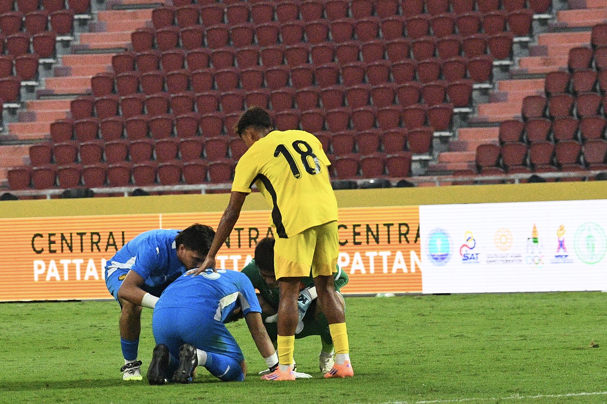 Thắng 2-0 đẹp mắt, dàn hot boy U22 Việt Nam còn ghi điểm bởi hành động đẹp hơn với đối thủ Malaysia- Ảnh 6. Thắng 2-0 đẹp mắt, dàn hot boy U22 Việt Nam còn ghi điểm bởi hành động đẹp hơn với đối thủ Malaysia- Ảnh 6.