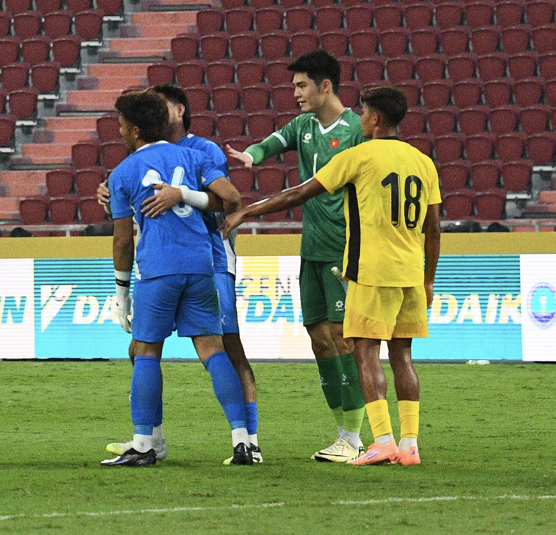 Thắng 2-0 đẹp mắt, dàn hot boy U22 Việt Nam còn ghi điểm bởi hành động đẹp hơn với đối thủ Malaysia- Ảnh 7. Thắng 2-0 đẹp mắt, dàn hot boy U22 Việt Nam còn ghi điểm bởi hành động đẹp hơn với đối thủ Malaysia- Ảnh 7.