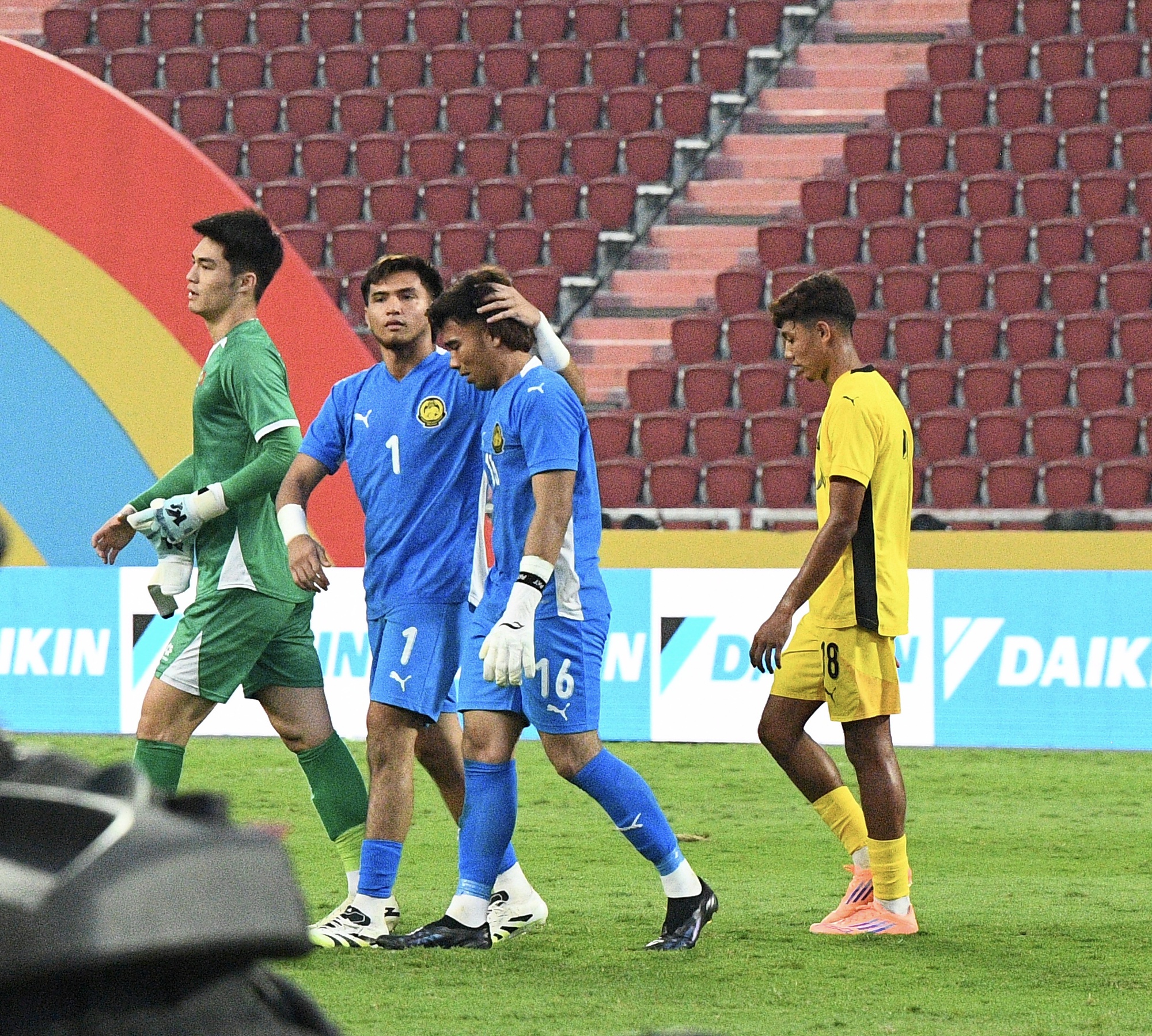 Thắng 2-0 đẹp mắt, dàn hot boy U22 Việt Nam còn ghi điểm bởi hành động đẹp hơn với đối thủ Malaysia- Ảnh 8. Thắng 2-0 đẹp mắt, dàn hot boy U22 Việt Nam còn ghi điểm bởi hành động đẹp hơn với đối thủ Malaysia- Ảnh 8.
