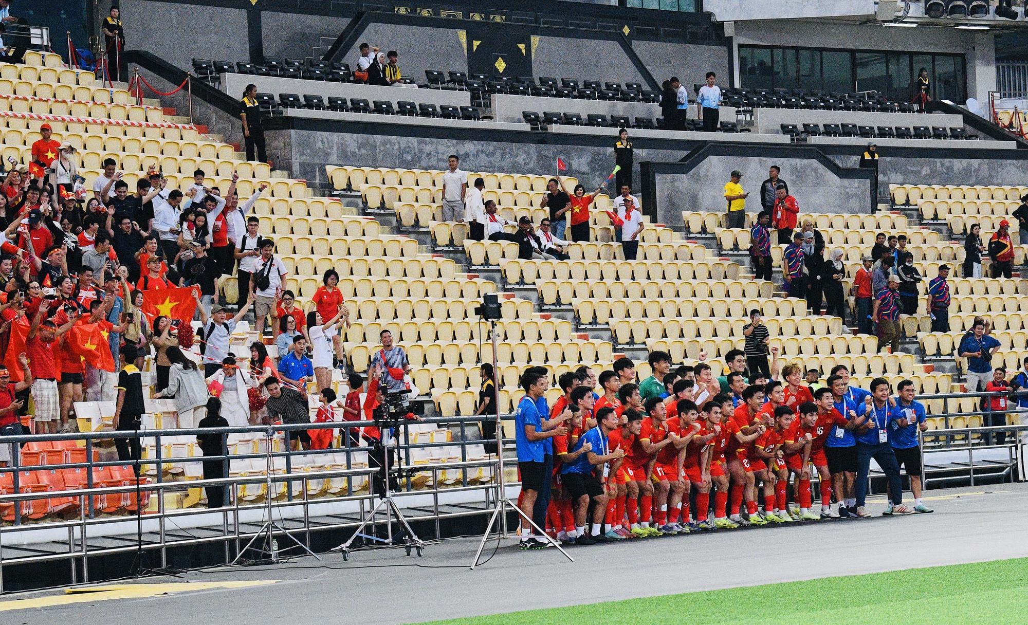 Thắng 2-0 đẹp mắt, dàn hot boy U22 Việt Nam còn ghi điểm bởi hành động đẹp hơn với đối thủ Malaysia- Ảnh 12. Thắng 2-0 đẹp mắt, dàn hot boy U22 Việt Nam còn ghi điểm bởi hành động đẹp hơn với đối thủ Malaysia- Ảnh 12.