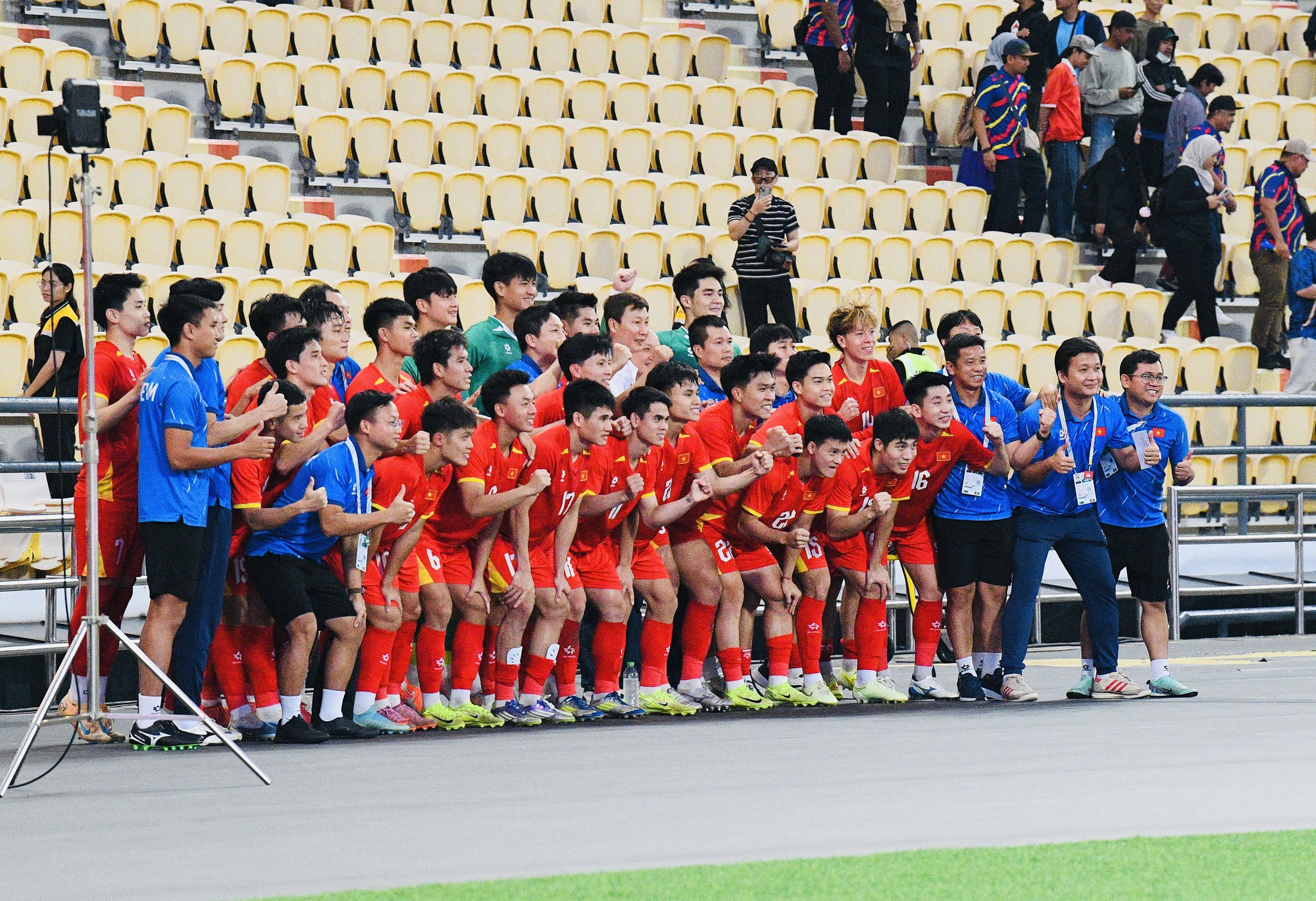 Thắng 2-0 đẹp mắt, dàn hot boy U22 Việt Nam còn ghi điểm bởi hành động đẹp hơn với đối thủ Malaysia- Ảnh 1. Thắng 2-0 đẹp mắt, dàn hot boy U22 Việt Nam còn ghi điểm bởi hành động đẹp hơn với đối thủ Malaysia- Ảnh 1.