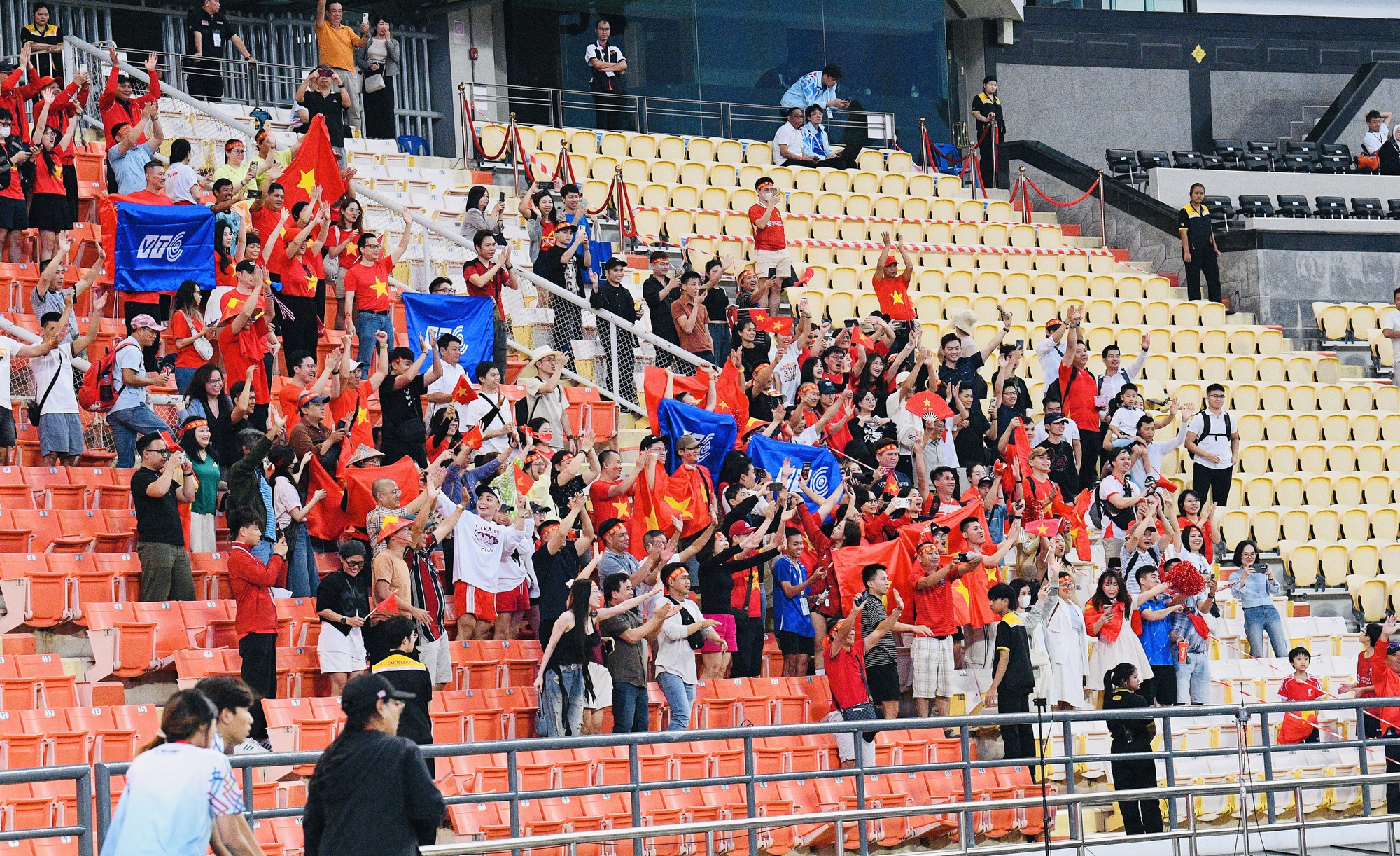 Thắng 2-0 đẹp mắt, dàn hot boy U22 Việt Nam còn ghi điểm bởi hành động đẹp hơn với đối thủ Malaysia- Ảnh 11. Thắng 2-0 đẹp mắt, dàn hot boy U22 Việt Nam còn ghi điểm bởi hành động đẹp hơn với đối thủ Malaysia- Ảnh 11.
