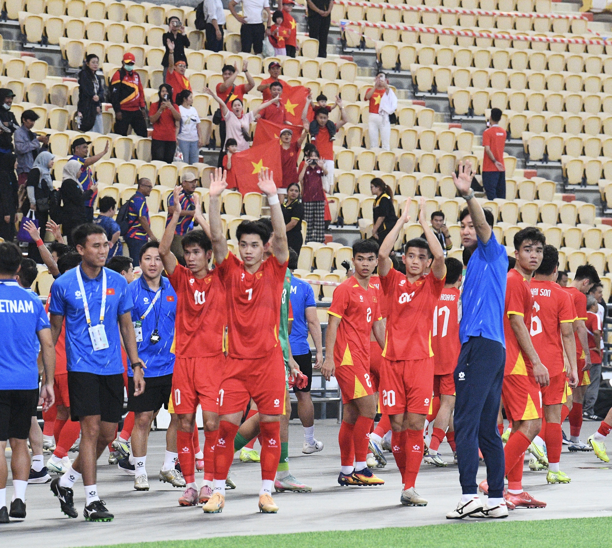 Thắng 2-0 đẹp mắt, dàn hot boy U22 Việt Nam còn ghi điểm bởi hành động đẹp hơn với đối thủ Malaysia- Ảnh 13. Thắng 2-0 đẹp mắt, dàn hot boy U22 Việt Nam còn ghi điểm bởi hành động đẹp hơn với đối thủ Malaysia- Ảnh 13.