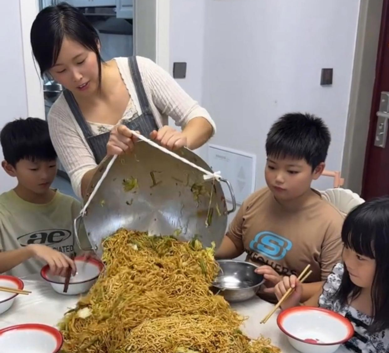 Chia sẻ mẹo "trị" con lãng phí thức ăn không dùng đòn roi nhận tranh cãi, bà mẹ Đắk Lắk gay gắt đáp trả- Ảnh 1. Chia sẻ mẹo "trị" con lãng phí thức ăn không dùng đòn roi nhận tranh cãi, bà mẹ Đắk Lắk gay gắt đáp trả- Ảnh 1.