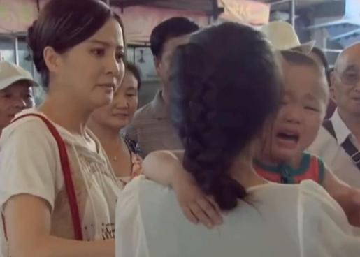 Cặp vợ chồng đưa con đi ăn thì một phụ nữ ôm chầm lấy cậu bé và nói: "Đây là con trai tôi!"! Diễn biến sau đó còn hơn phim!- Ảnh 1.