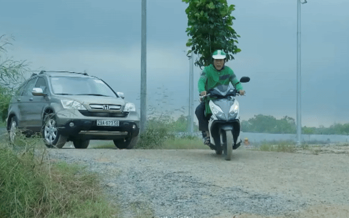 Gia cảnh sa sút, 2 vợ chồng giấu nhau đi làm shipper nhưng bị cả MXH lên án