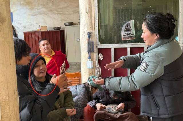 Triệu Vy giờ khổ đến vậy sao: Ăn quán vỉa hè, mặt mũi sưng húp- Ảnh 3. Triệu Vy giờ khổ đến vậy sao: Ăn quán vỉa hè, mặt mũi sưng húp- Ảnh 3.