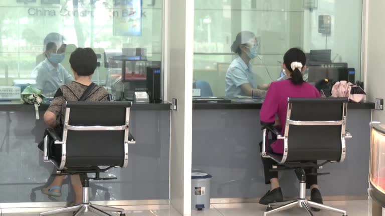 Rút 80 triệu đồng từ tài khoản của mình, người đàn ông bị nhân viên ngân hàng yêu cầu chứng minh là sẽ thực sự tiêu tiền- Ảnh 2.