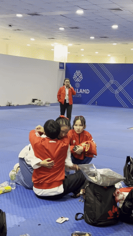 Tuyển thủ Việt Nam chấn thương vẫn giành HCV SEA Games, gái xinh ôm bạn khóc như mưa gây sốt- Ảnh 2. Tuyển thủ Việt Nam chấn thương vẫn giành HCV SEA Games, gái xinh ôm bạn khóc như mưa gây sốt- Ảnh 2.