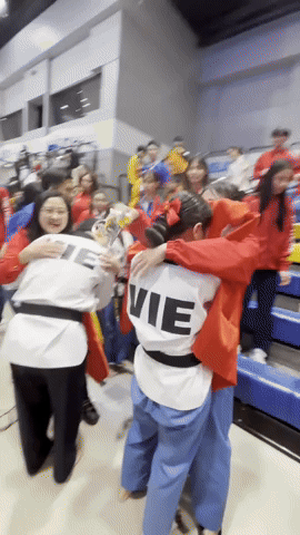 Tuyển thủ Việt Nam chấn thương vẫn giành HCV SEA Games, gái xinh ôm bạn khóc như mưa gây sốt- Ảnh 6. Tuyển thủ Việt Nam chấn thương vẫn giành HCV SEA Games, gái xinh ôm bạn khóc như mưa gây sốt- Ảnh 6.