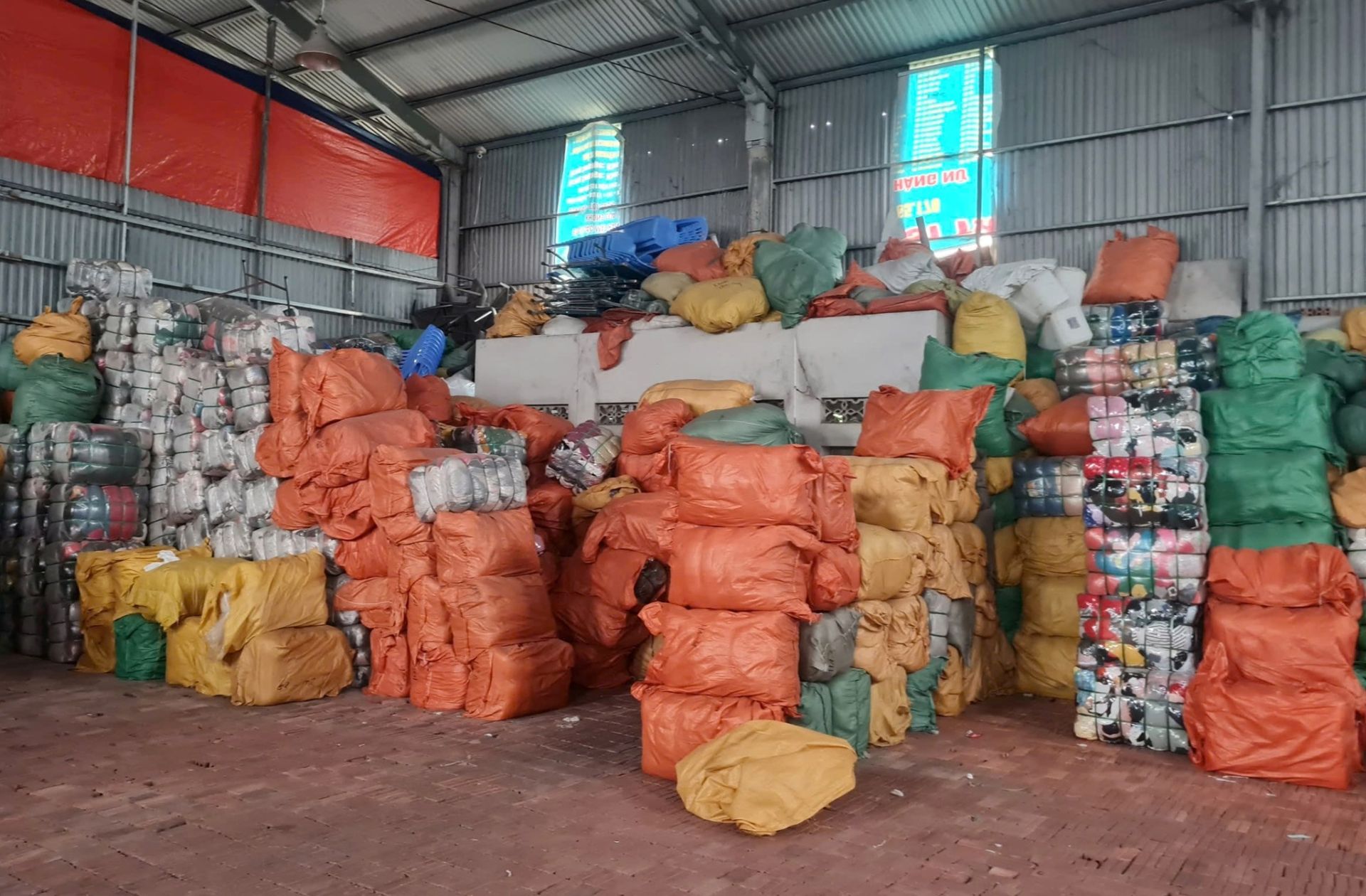 Hải Phòng: Phát hiện 94.039 kg quần áo cũ không rõ nguồn gốc tại kho hàng của bà Nguyễn Thị Nhàn- Ảnh 1. Hải Phòng: Phát hiện 94.039 kg quần áo cũ không rõ nguồn gốc tại kho hàng của bà Nguyễn Thị Nhàn- Ảnh 1.