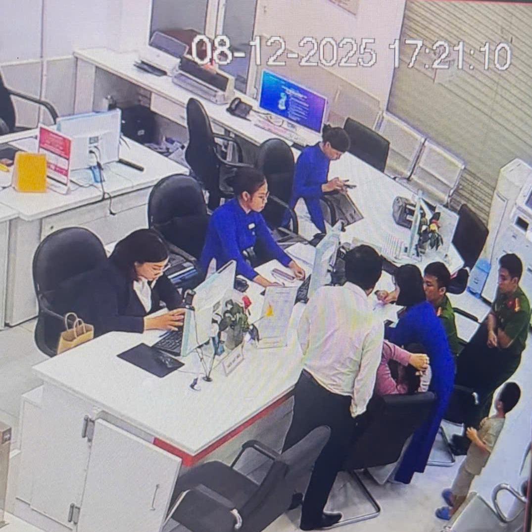 Kiểm tra điện thoại của vị khách đến rút sổ tiết kiệm 900 triệu: Nhân viên ngân hàng phát hiện chuỗi tin nhắn lạ, liền thông báo khẩn cho công an- Ảnh 1. Kiểm tra điện thoại của vị khách đến rút sổ tiết kiệm 900 triệu: Nhân viên ngân hàng phát hiện chuỗi tin nhắn lạ, liền thông báo khẩn cho công an- Ảnh 1.