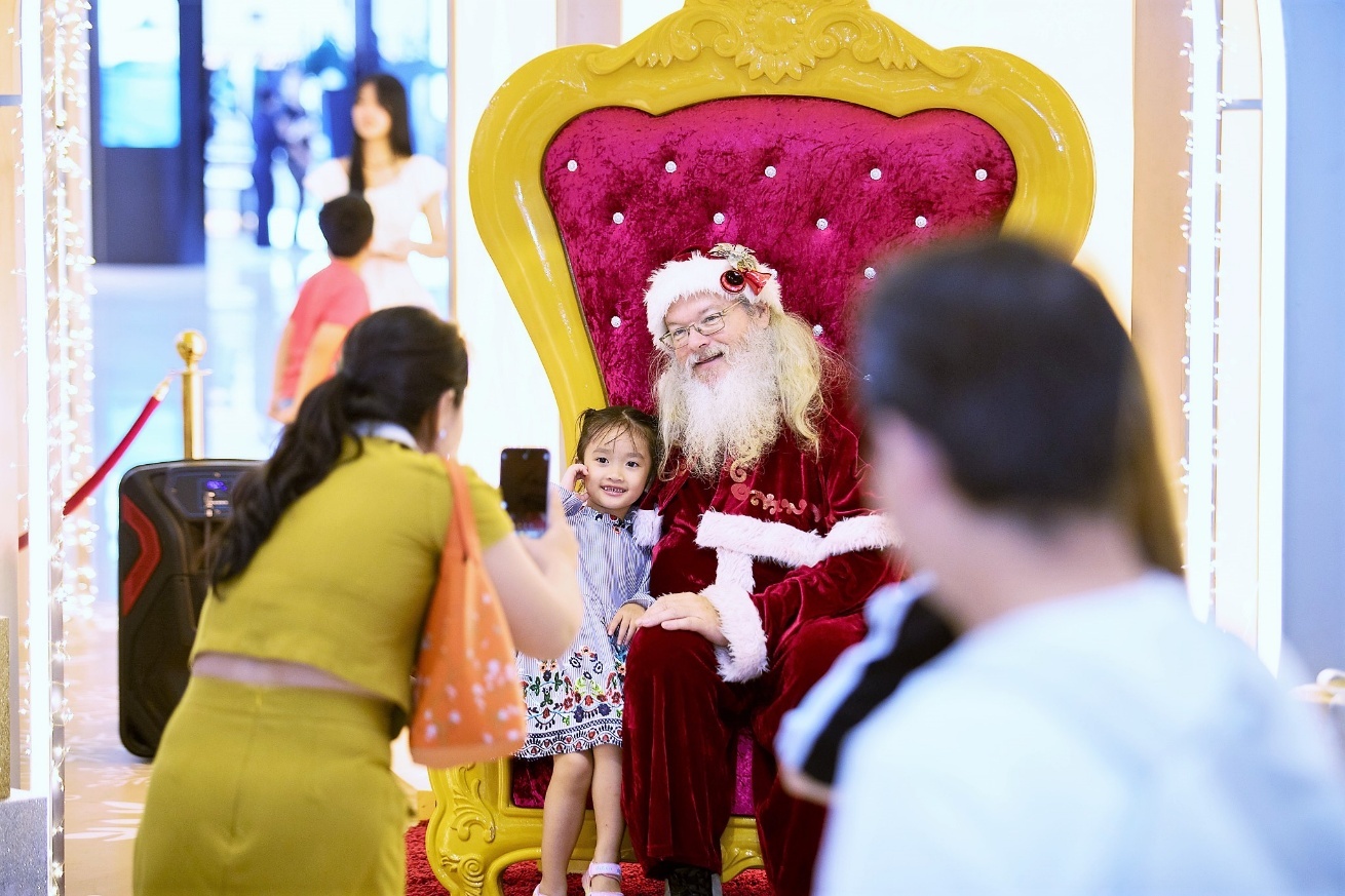 Crescent Mall khởi động Giáng sinh với “The Dazzling Joy of Christmas”, mùa lễ hội lấp lánh tại TP.HCM- Ảnh 3. Crescent Mall khởi động Giáng sinh với “The Dazzling Joy of Christmas”, mùa lễ hội lấp lánh tại TP.HCM- Ảnh 3.