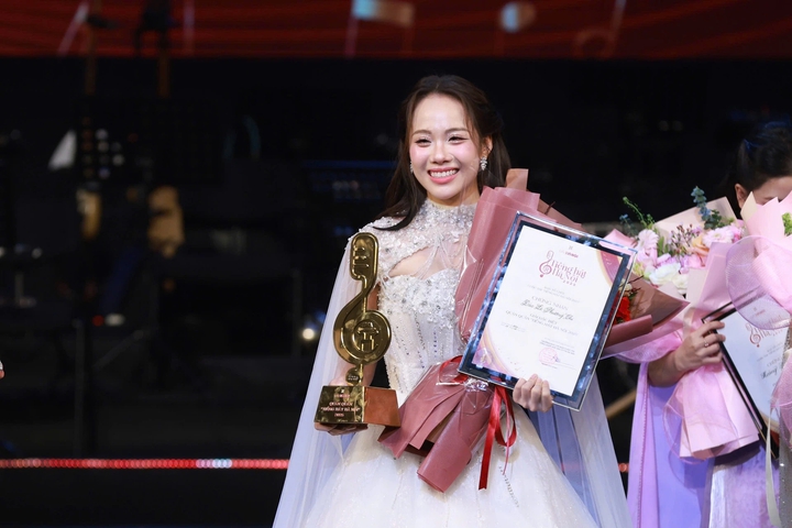 Điều ít biết về nữ sinh Học viện Âm nhạc vừa giành Quán quân Tiếng hát Hà Nội- Ảnh 1.