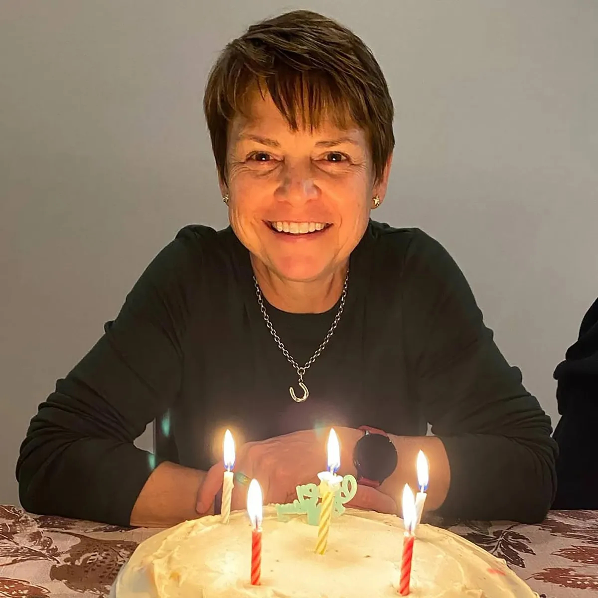 Clip: Nữ diễn viên nổi tiếng bị xe tông chết khi đang đi bộ trên đường- Ảnh 2. Clip: Nữ diễn viên nổi tiếng bị xe tông chết khi đang đi bộ trên đường- Ảnh 2.