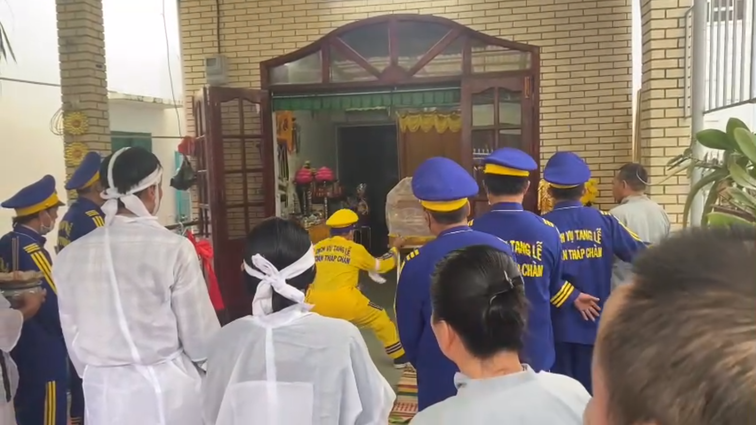 "Khi tôi thắp nhang cho anh Thương Tín, vừa cắm cây nhang xuống thì bóng đèn bên phải nổ, tắt luôn"- Ảnh 2. "Khi tôi thắp nhang cho anh Thương Tín, vừa cắm cây nhang xuống thì bóng đèn bên phải nổ, tắt luôn"- Ảnh 2.