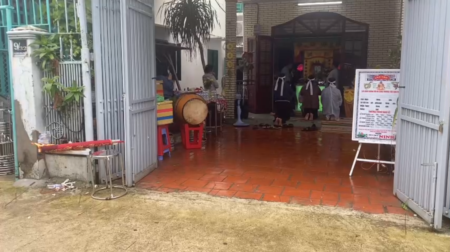 "Khi tôi thắp nhang cho anh Thương Tín, vừa cắm cây nhang xuống thì bóng đèn bên phải nổ, tắt luôn"- Ảnh 1. "Khi tôi thắp nhang cho anh Thương Tín, vừa cắm cây nhang xuống thì bóng đèn bên phải nổ, tắt luôn"- Ảnh 1.