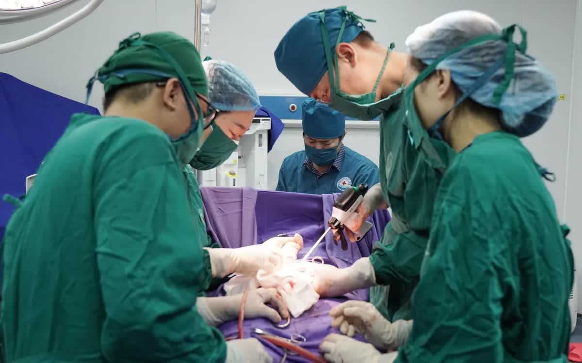 Ca mổ gần 4 giờ bóc tách u xơ tử cung và u buồng trứng lớn- Ảnh 1.