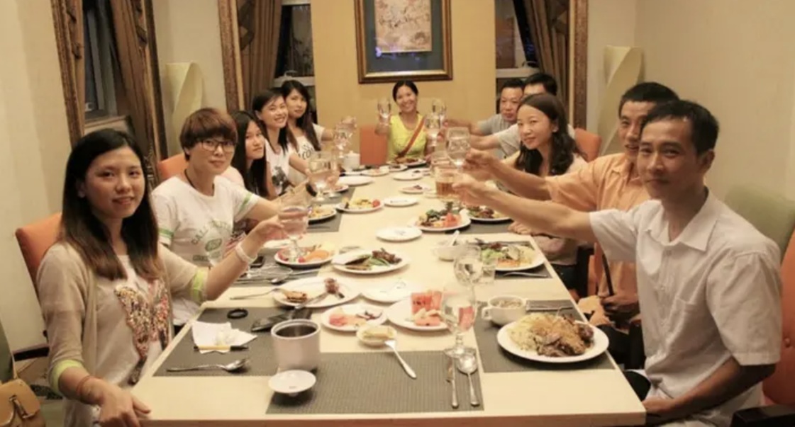 Đi họp lớp các bạn bỏ hết về trước lúc thanh toán: Tôi ở lại cuối cùng với lớp trưởng lại là "người hưởng lợi nhất"- Ảnh 1. Đi họp lớp các bạn bỏ hết về trước lúc thanh toán: Tôi ở lại cuối cùng với lớp trưởng lại là "người hưởng lợi nhất"- Ảnh 1.