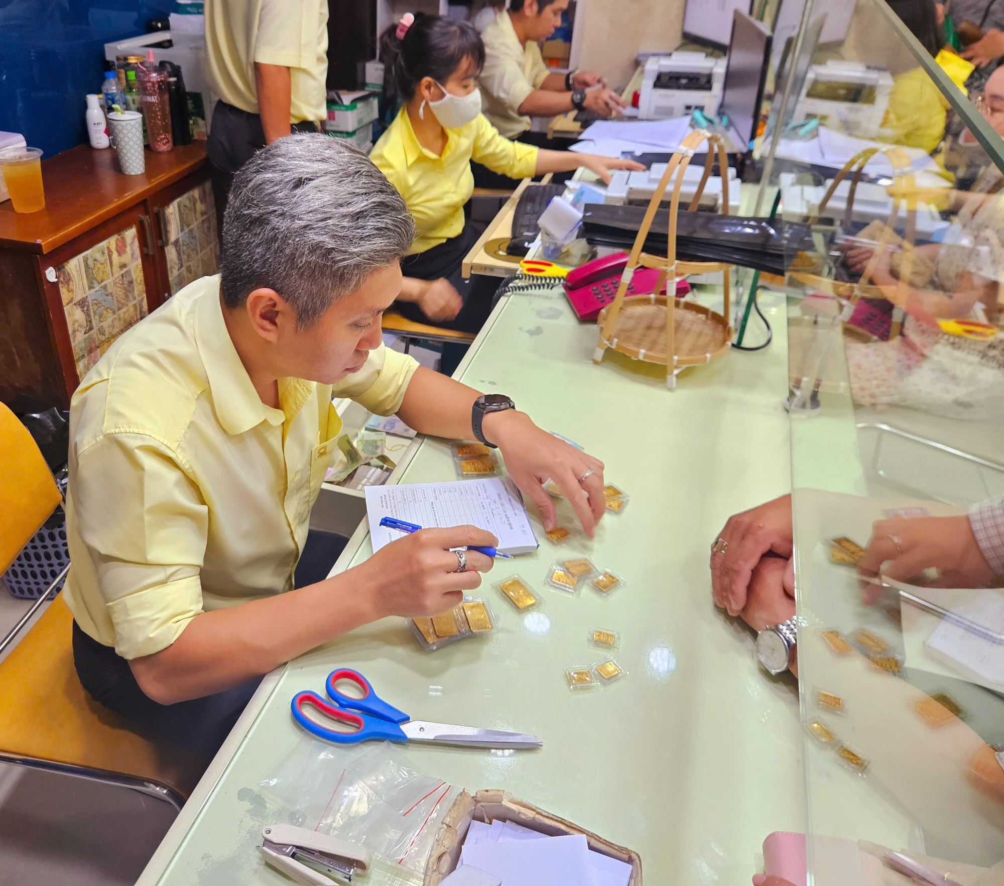 Cuối ngày 11-12, giá vàng miếng SJC bất ngờ giảm trở lại- Ảnh 1. Cuối ngày 11-12, giá vàng miếng SJC bất ngờ giảm trở lại- Ảnh 1.