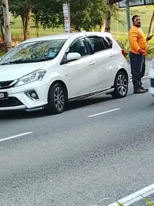 Sắp đến trạm thu phí thì chiếc ô tô chở 2 người đàn ông bị bắn nhiều phát, nhìn vào xe ai cũng sợ hãi- Ảnh 3.