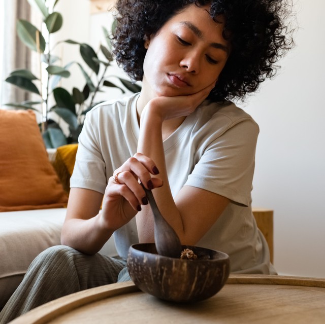 Cứ đổ lỗi cho stress, ai ngờ nguyên nhân mệt mỏi, da xấu, tóc rụng là do thiếu dưỡng chất này: 8 dấu hiệu phụ nữ rất dễ gặp- Ảnh 7.