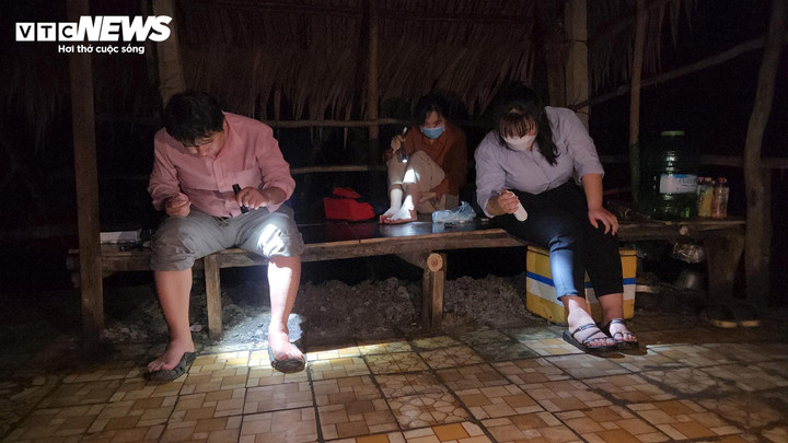 Người đi bắt muỗi ở TP.HCM tiếp tục được hỗ trợ 130.000 đồng/đêm- Ảnh 1. Người đi bắt muỗi ở TP.HCM tiếp tục được hỗ trợ 130.000 đồng/đêm- Ảnh 1.