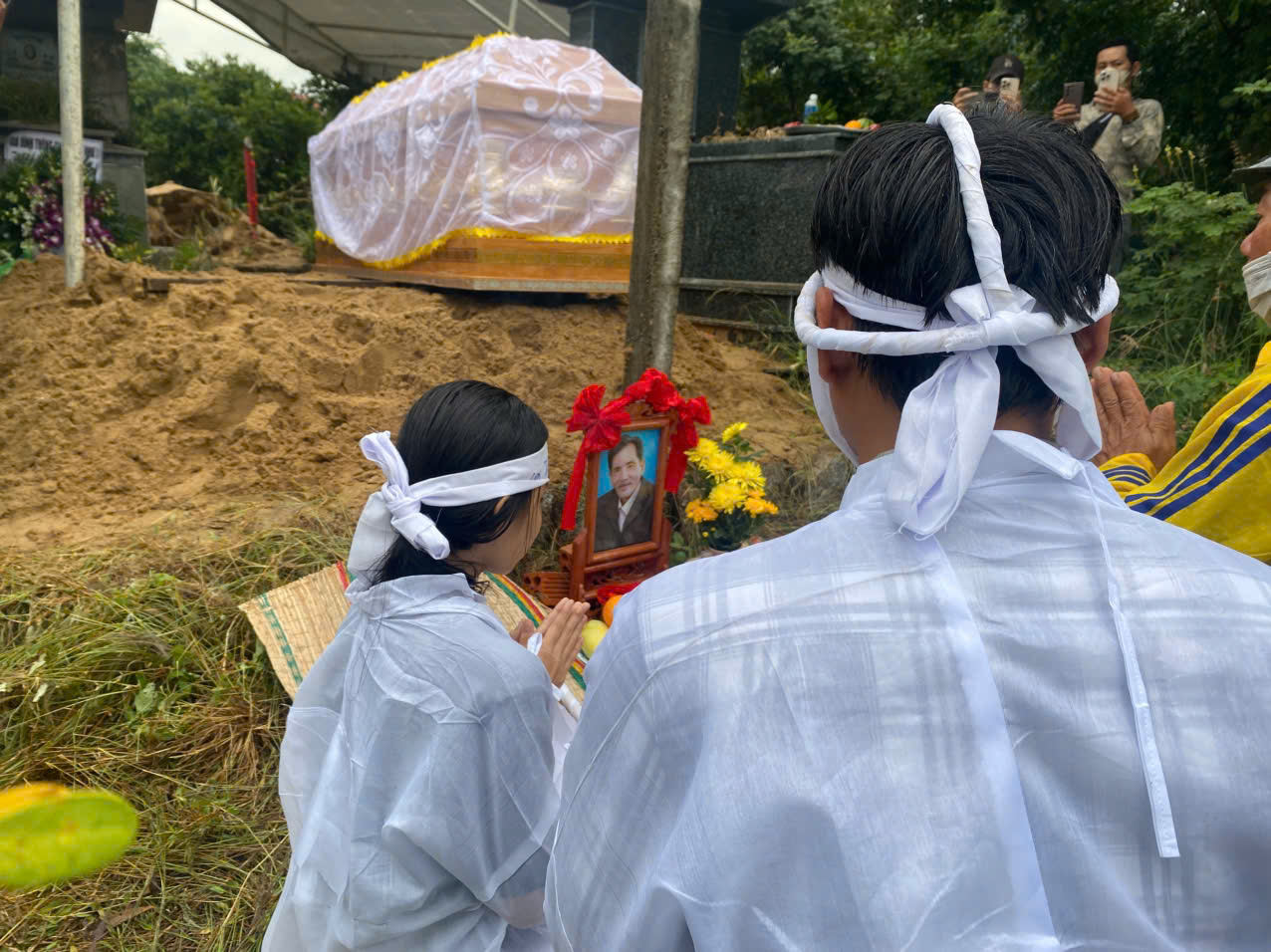 "Khi tôi thắp nhang cho anh Thương Tín, vừa cắm cây nhang xuống thì bóng đèn bên phải nổ, tắt luôn"- Ảnh 4. "Khi tôi thắp nhang cho anh Thương Tín, vừa cắm cây nhang xuống thì bóng đèn bên phải nổ, tắt luôn"- Ảnh 4.