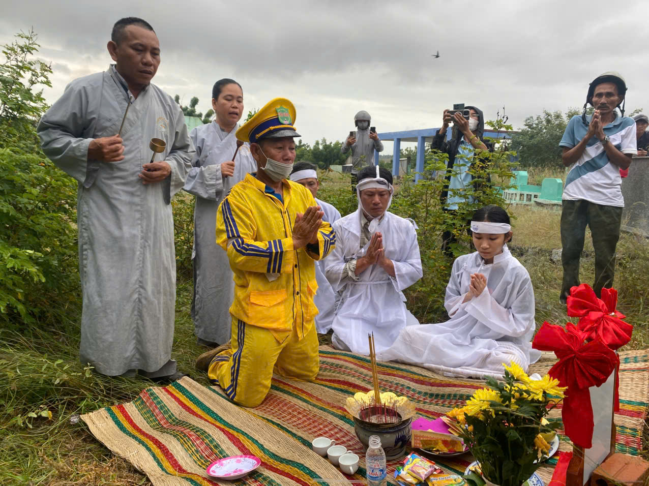 "Khi tôi thắp nhang cho anh Thương Tín, vừa cắm cây nhang xuống thì bóng đèn bên phải nổ, tắt luôn"- Ảnh 5. "Khi tôi thắp nhang cho anh Thương Tín, vừa cắm cây nhang xuống thì bóng đèn bên phải nổ, tắt luôn"- Ảnh 5.