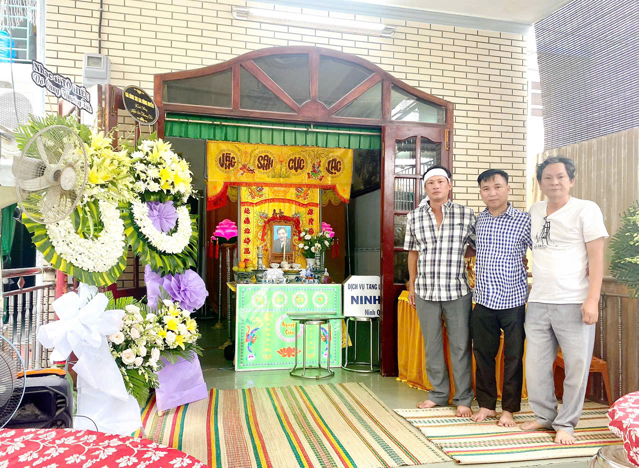 "Khi tôi thắp nhang cho anh Thương Tín, vừa cắm cây nhang xuống thì bóng đèn bên phải nổ, tắt luôn"- Ảnh 3. "Khi tôi thắp nhang cho anh Thương Tín, vừa cắm cây nhang xuống thì bóng đèn bên phải nổ, tắt luôn"- Ảnh 3.